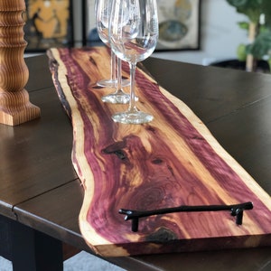 Tabla de charcutería Live Edge Wood, bandejas para servir de cedro rojo con asas, regalo de boda/inauguración de la casa/aniversario, regalo para papá, regalo de cumpleaños