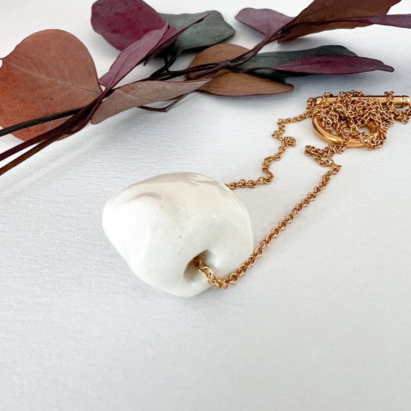 Collier en céramique minimaliste en or pour femmes, collier pendentif blanc avec chaîne plaquée or, collier en porcelaine Statement de forme organique