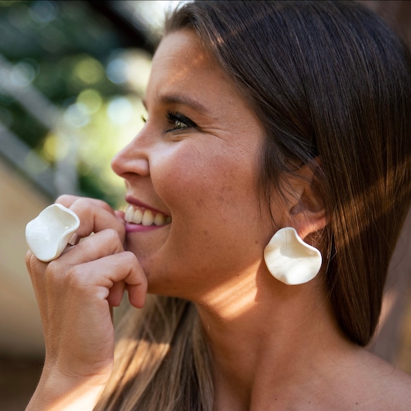 Anillo de cerámica. Llamativo Anillo en porcelana blanca y dorada. Joyería de cerámica. Regalo de mujer para eventos especiales.