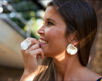 Pendientes de cerámica blanca ondulada. AIRE. Pendiente de porcelana, pendiente elegante