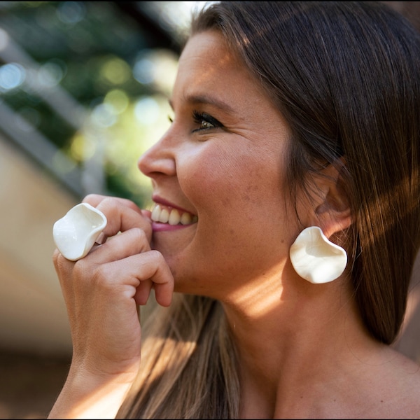 Pendientes de cerámica blanca ondulada. AIRE. Pendiente de porcelana, pendiente elegante