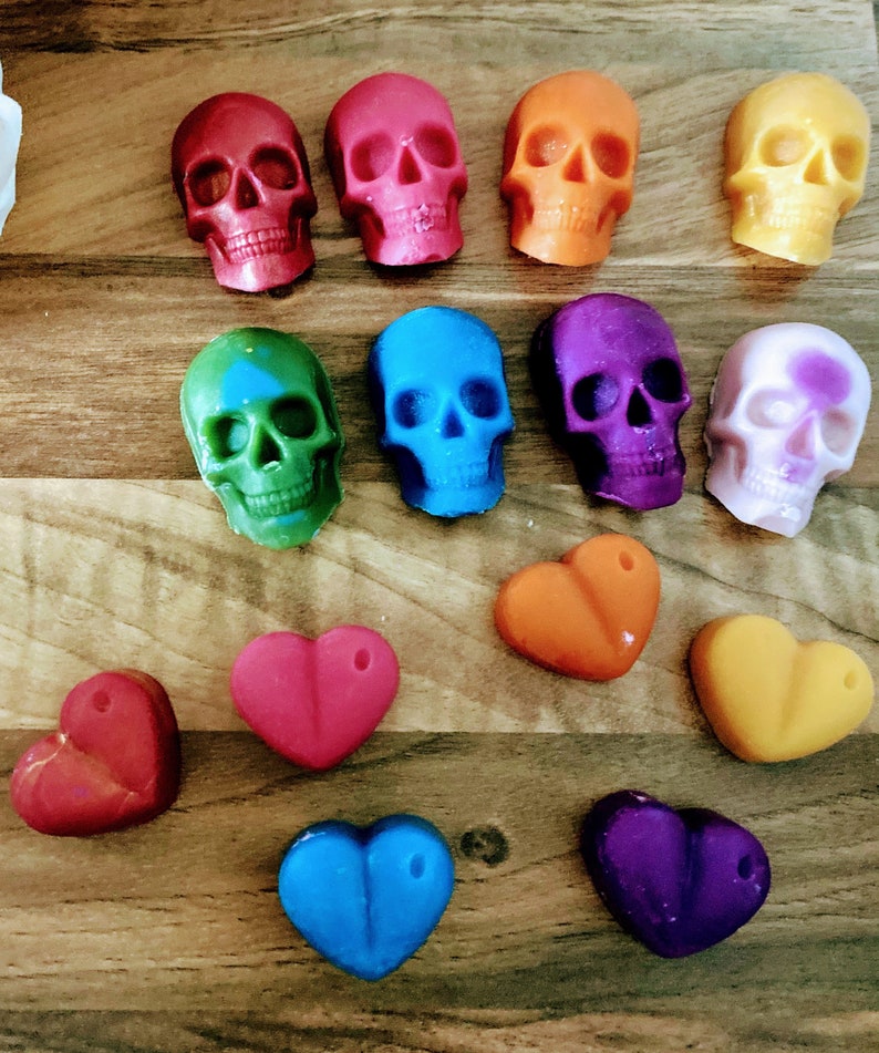 Mini skull shaped wax melts in variety of scents. Highly Etsy