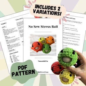Può includere: Uno schema PDF per una palla antistress senza cuciture con due varianti. Lo schema include istruzioni per lavorare a uncinetto una palla con un viso sorridente in verde, arancione e giallo. Lo schema è intitolato "No Sew Stress Ball" e include il testo "Includes 2 Variations!" e "Smash&Fia".