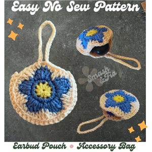 Puede incluir: Dos bolsas de ganchillo en forma de flor con un diseño de flor azul y amarilla. Las bolsas están hechas con un hilo beige y tienen un lazo para colgar. El texto "Easy No Sew Pattern" está en la parte superior de la imagen. El texto "Earbud Pouch - Accessory Bag" está en la parte inferior de la imagen.