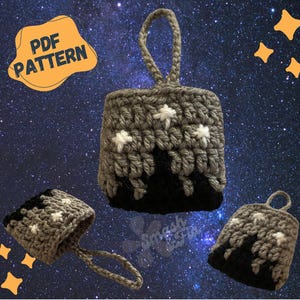 Puede incluir: Bolsa de ganchillo hecha a mano, con asa de bucle, en gris y negro con detalles de estrellas blancas. El texto "PDF PATTERN" está en una burbuja amarilla. Ideal para objetos pequeños.