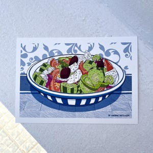 Insalata estiva, stampa artistica giclée, illustrazione di cibo greco, design e produzione in Grecia, arte murale per la cucina, dieta vegetariana a base di cibo greco