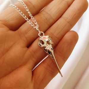 Collana corvo / Gioielli placcati in argento / Teschio di uccello Khonshu, ispirato a Moon Knight / Regali di costumi cosplay gotici fatti a mano nel Regno Unito