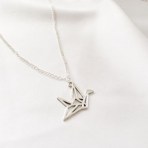 Collana con gru origami / Gioielli significativi placcati in argento / Ciondolo orientale con uccello di carta, Catena fine / Regali fatti a mano nel Regno Unito