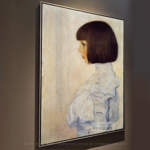 K&ouml;nnte beinhalten: Ein Gem&auml;lde eines jungen Menschen mit kurzen braunen Haaren, das eine wei&szlig;e Bluse mit R&uuml;schenkragen tr&auml;gt. Das Gem&auml;lde ist in einer weichen, gedeckten Farbpalette aus Hellblau und Rosa gehalten.