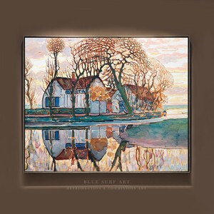 以下が含まれることがあります： 青い屋根の白い家が、木々に囲まれ、水面に映っている絵画。空は淡いピンクとオレンジで、木々は緑と茶色の混ざり合った色合いである。