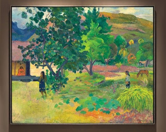 Può includere: Un dipinto che rappresenta un paesaggio tropicale con due figure in primo piano. La scena presenta una lussureggiante vegetazione verde, una piccola casa e una catena montuosa in lontananza. Il dipinto è realizzato in uno stile vibrante e impressionistico con pennellate audaci e colori vivaci.