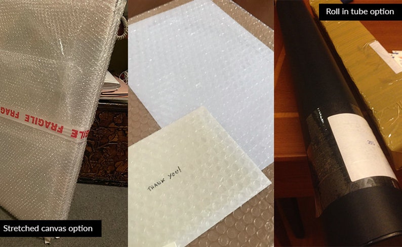 K&ouml;nnte beinhalten: Drei Bilder, die verschiedene Verpackungsoptionen f&uuml;r einen Leinwanddruck zeigen. Das erste Bild zeigt einen auf Keilrahmen gespannten Leinwanddruck, der in Luftpolsterfolie verpackt und mit "Fragile" beschriftet ist. Das zweite Bild zeigt einen aufgerollten Leinwanddruck, der in Luftpolsterfolie verpackt ist. Das dritte Bild zeigt einen aufgerollten Leinwanddruck in einer Tube, der in braunes Papier verpackt ist.