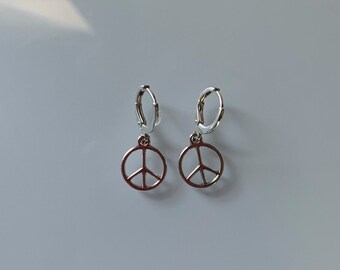 GRAPHICS & MORE Tie Dye Peace Sign Silver Plated Bracelet with Antiqued Charm GRAPHICS & MORE Tie Dye Peace Sign Silver Plated Bracelet with Antiqued Charm