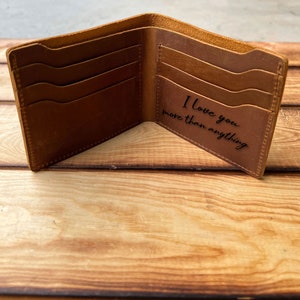 Regalo de San Valentín grabado para hombres. Billetera grabada para hombres. Regalo de San Valentín para novio / Regalo de San Valentín para papá / Regalo para esposo