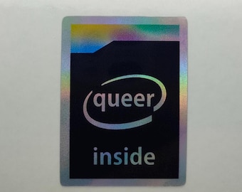 Könnte beinhalten: Ein holografischer Aufkleber mit schwarzem Hintergrund und einem Regenbogenrand. Der Aufkleber hat eine weiße Ellipse mit dem Wort "queer" darin und dem Wort "inside" unterhalb der Ellipse.