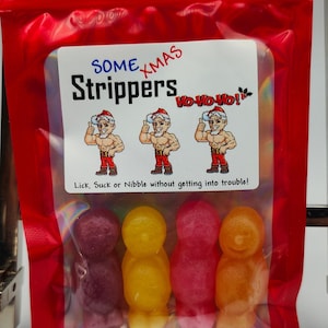 K&ouml;nnte beinhalten: Ein wiederverschlie&szlig;barer Beutel aus rotem Material mit einem Sichtfenster, in dem vier bunte Gummib&auml;rchen in Menschenform zu sehen sind. Der Beutel tr&auml;gt ein Etikett mit der Aufschrift "Some Xmas Strippers" mit einem Comic-Weihnachtsmann und den Worten "Ho-Ho-Ho!" Der Aufkleber tr&auml;gt au&szlig;erdem die Aufschrift "Lick, Suck or Nibble without getting into trouble!"