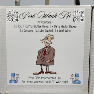 Puede incluir: Una caja blanca etiquetada como "Posh Wank Kit" con una ilustración de dibujos animados de un hombre con traje. La caja contiene un guante de mayordomo de algodón, una pegatina fotográfica, un condón, una bolsita de lubricante y una toallita húmeda. El texto "For when you want to do 'it' with style!" también es visible.