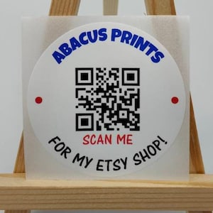 Könnte beinhalten: Ein weißer runder Aufkleber mit einem schwarz-weißen QR-Code in der Mitte. Der Text "ABACUS PRINTS" ist in Blau über dem QR-Code und "SCAN ME" ist in Schwarz unter dem QR-Code. Der Text "FOR MY ETSY SHOP!" ist in Schwarz um den unteren Rand des Aufklebers herum.
