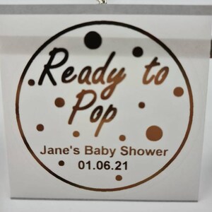 4 tailles d'autocollants pour baby shower, prêts à poser, avec feuille d'or de luxe personnalisée sur étiquettes rondes en poly transparent, date et nom sur mesure