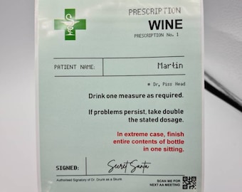 Puede incluir: Una receta humorística para vino, escrita en una tarjeta verde y blanca con un símbolo de serpiente y bastón. La receta es para Martin, y el médico es Dr. Piss Head. La receta dice: "Beber una medida según sea necesario. Si los problemas persisten, tomar el doble de la dosis indicada. En caso extremo, terminar el contenido completo de la botella de una sola vez."