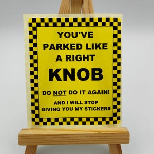 Parkeerknop, sticker parkeergidsadvies, label met wegcode, slechte bestuurder, idioot parkeren, onattent, oprit blokkeren
