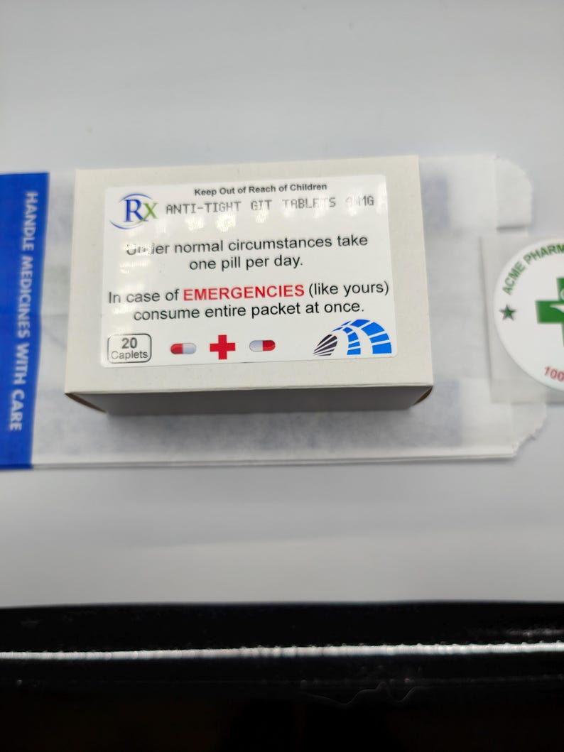 Może przedstawiać: Białe pudełko z niebieskimi i czerwonymi akcentami. Pudełko zawiera lek o nazwie "ANTI-TIGHT GIT TABLETS 16". Etykieta głosi "Keep Out of Reach of Children" i "W nagłych wypadkach (jak w twoim przypadku) zażyj cały zestaw naraz."