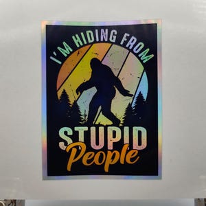 Bigfoot I'm Hiding From Stupid People, sticker, yeti, sasquatch, verschrikkelijke sneeuwpop, grappig, mystiek wezen, holografisch, stickers, labels