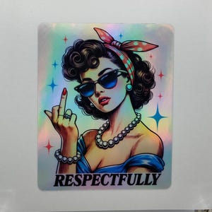 Könnte beinhalten: Holografischer Aufkleber mit einer Retro-Illustration einer Frau mit Sonnenbrille, einem gepunkteten Haarband und einer Perlenkette, die den Mittelfinger zeigt. Das Wort "RESPECTFULLY" ist darunter gedruckt.