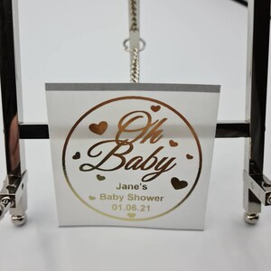 88mm Extra Large Blanc Baby Shower Sticker Oh Baby Personnalisé en Papier d’Aluminium de Luxe sur un Gloss Clear Poly Label Party Favor Décoration, Personnalisé.