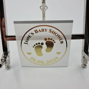 4 tailles d'autocollants de douche de bébé personnalisés en feuille de luxe dorée avec des pieds de bébé et des coeurs sur une étiquette poly cercle rond blanc, sur mesure
