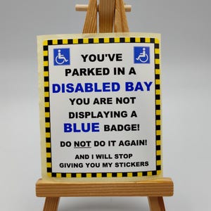 Gehandicaptenparkeerplaats zonder badge, sticker parkeergidsadvies, label met wegcode, slechte chauffeur, slechte parkeerplaats, onattent