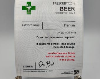 Può includere: Un cartello bianco con la scritta "PRESCRIPTION BEER" e un simbolo a croce verde. Il cartello include il nome del paziente, le istruzioni e una firma. Il cartello è montato su un supporto metallico.