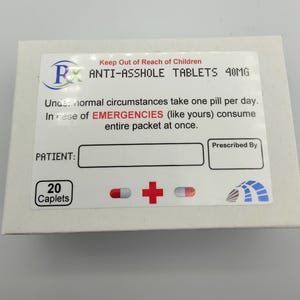 Może przedstawiać: Białe pudełko z czerwonym krzyżem i nadrukowanym tekstem "ANTI-ASSHOLE TABLETS 40MG". Pudełko zawiera r&oacute;wnież tekst "Keep Out of Reach of Children" i "20 Caplets".