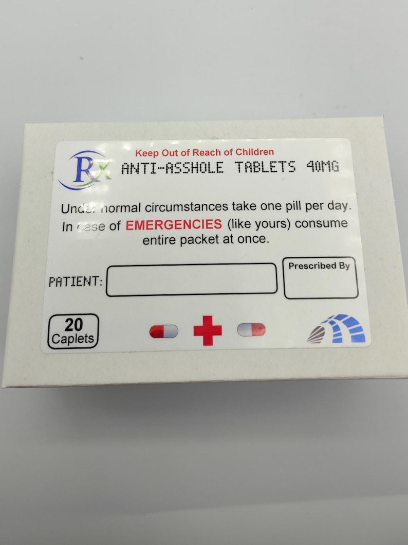Może przedstawiać: Białe pudełko z czerwonym krzyżem i nadrukowanym tekstem "ANTI-ASSHOLE TABLETS 40MG". Pudełko zawiera r&oacute;wnież tekst "Keep Out of Reach of Children" i "20 Caplets".