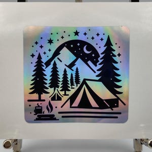 Tienda de campaña en la naturaleza, acampada, viajes en caravana, bajo las estrellas y el sol, vida en tienda de campaña, glamping, pegatinas holográficas, calcomanías, pegatinas para artículos
