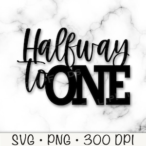 以下が含まれることがあります： 白い大理石の背景に黒い文字で「Halfway to ONE」と筆記体で書かれています。その下に「SVG • PNG • 300 DPI」という文字があります。