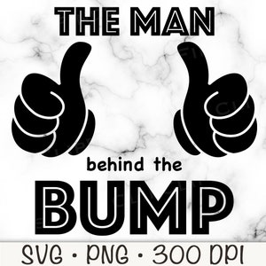 L'homme derrière le ventre SVG, faire-part de grossesse pour papa, faire-part de bébé humoristique drôle fichier PNG, téléchargement numérique instantané