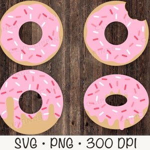 Op de afbeelding: Vier roze donutvormige uitsnijdingen met witte en roze sprinkles. Twee donuts hebben roze glazuur en twee donuts hebben roze glazuur met een bruine glazuur.