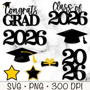 Pode incluir: Uma coleção de arquivos de corte SVG e PNG com tema de formatura. Inclui as palavras "Congrats GRAD" e "Class of 2026", juntamente com chapéus de formatura, estrelas e um diploma com laço. Os designs são em preto e amarelo.