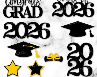 Puede incluir: Colección de archivos de corte SVG y PNG con temática de graduación. Incluye las palabras "Congrats GRAD" y "Class of 2026", junto con birretes, estrellas y un diploma con lazo. Los diseños son en negro y amarillo.