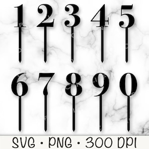 Puede incluir: Adornos negros para tartas con los números del 0 al 9. Cada número tiene un pincho fino para insertar en la tarta. Los números están en una fuente clásica. El texto "SVG • PNG • 300 DPI" también está presente.