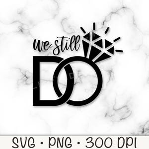 Könnte beinhalten: Schwarzes Grafikdesign mit den Worten "we still DO" und einer Diamantring-Illustration. Der Ring ist mit den Buchstaben "D" und "O" verschlungen. Das Design befindet sich vor einem weißen Marmorhintergrund. Der untere Teil des Bildes enthält den Text "SVG • PNG • 300 DPI".
