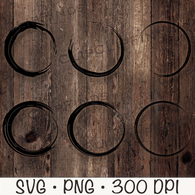 Pu&ograve; includere: Sei cerchi neri di pennellate su uno sfondo di legno marrone. SVG. PNG. 300 DPI.