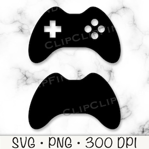 以下が含まれることがあります： 2つのビデオゲームコントローラーの黒いシルエット。上部のコントローラーには白い十字と4つの白いボタンがあります。下部のコントローラーは黒い形です。画像には「SVG • PNG • 300 DPI」のテキストが含まれています。