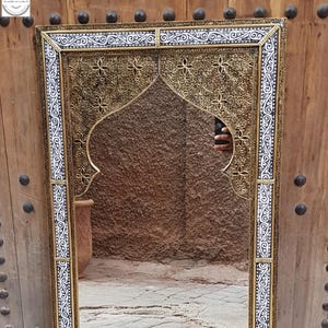 Ręcznie robione marokańskie łukowe lustro ścienne – rama z mosiądzu i żywicy – wystrój boho moroccan