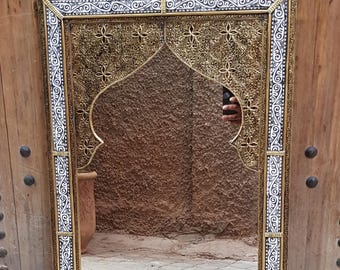 Handgefertigter marokkanischer gewölbter Wandspiegel - Messing & Harzrahmen - Boho marokkanisches Dekor