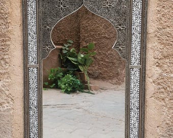 Moroccan Brass & Resin Arch Wall Mirror – Handcrafted Boho Home Decor – Marrakech Artisan Wall Hanging