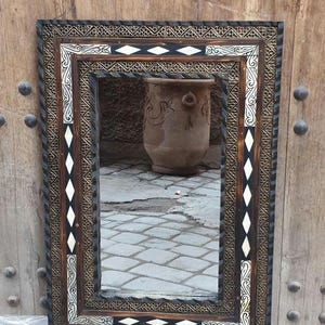 Espejo marroquí hecho a mano: latón, madera e incrustaciones, decoración de pared bohemia.