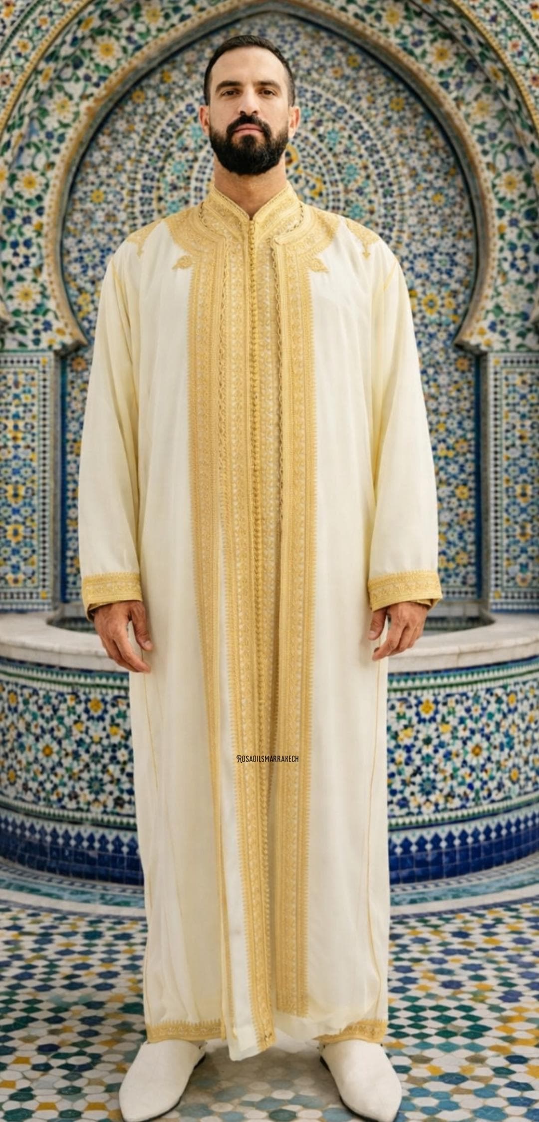 Caftano da uomo con camicia a maniche lunghe e pantaloni ricamati in oro e bianco, abbigliamento africano - Italia