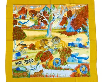 Lenço de seda Hermes Carre 90 "Nuba Mountain" amarelo, disponível no Duty Free dos EUA.